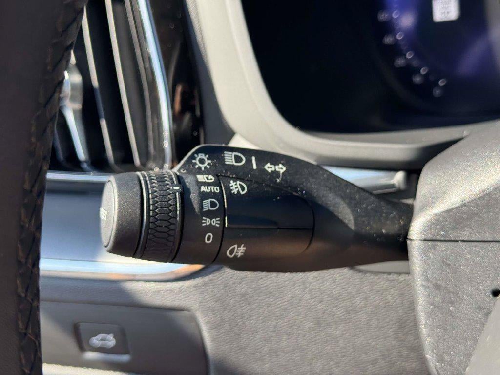 2024 Volvo XC60 B5 Core Dark Theme