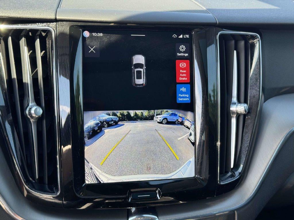 2024 Volvo XC60 B5 Core Dark Theme