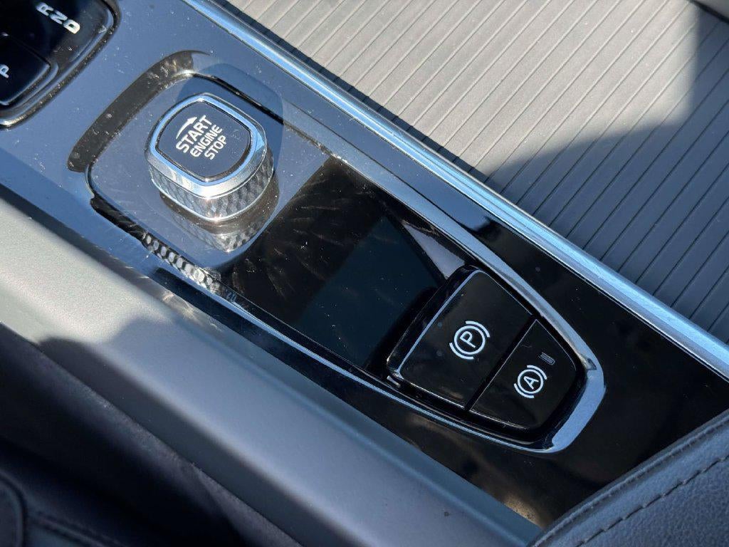 2024 Volvo XC60 B5 Core Dark Theme