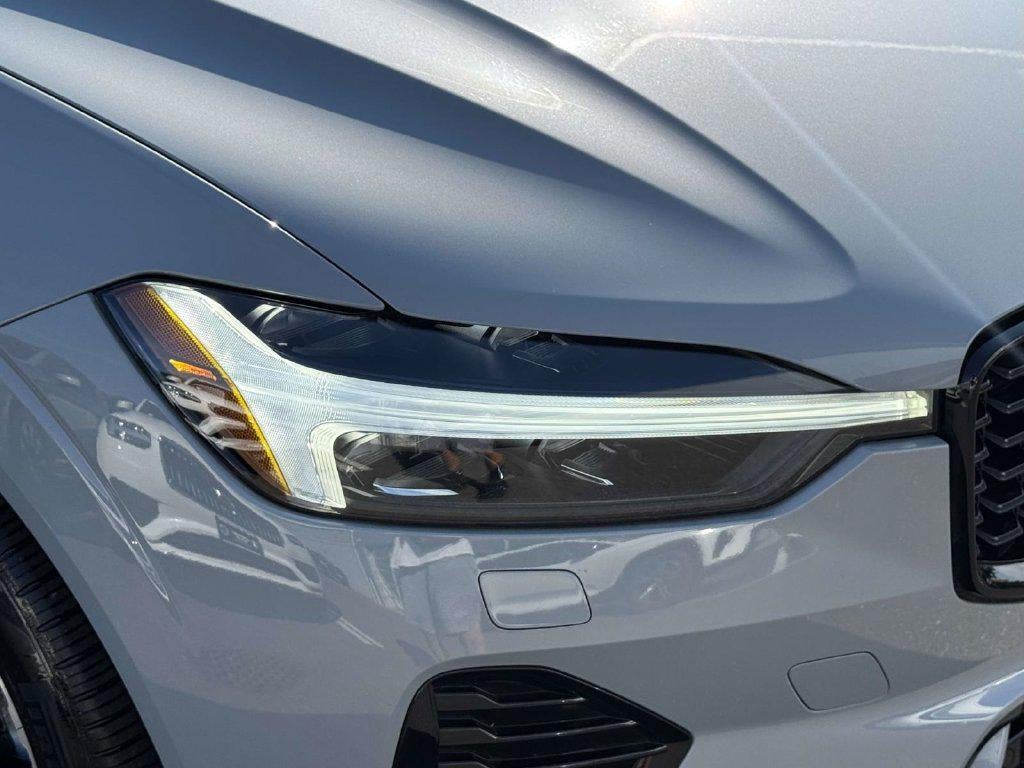 2024 Volvo XC60 B5 Core Dark Theme