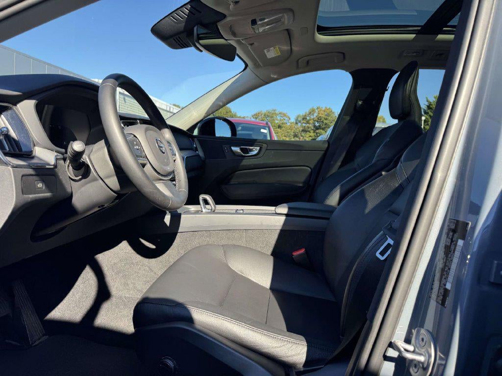 2024 Volvo XC60 B5 Core Dark Theme