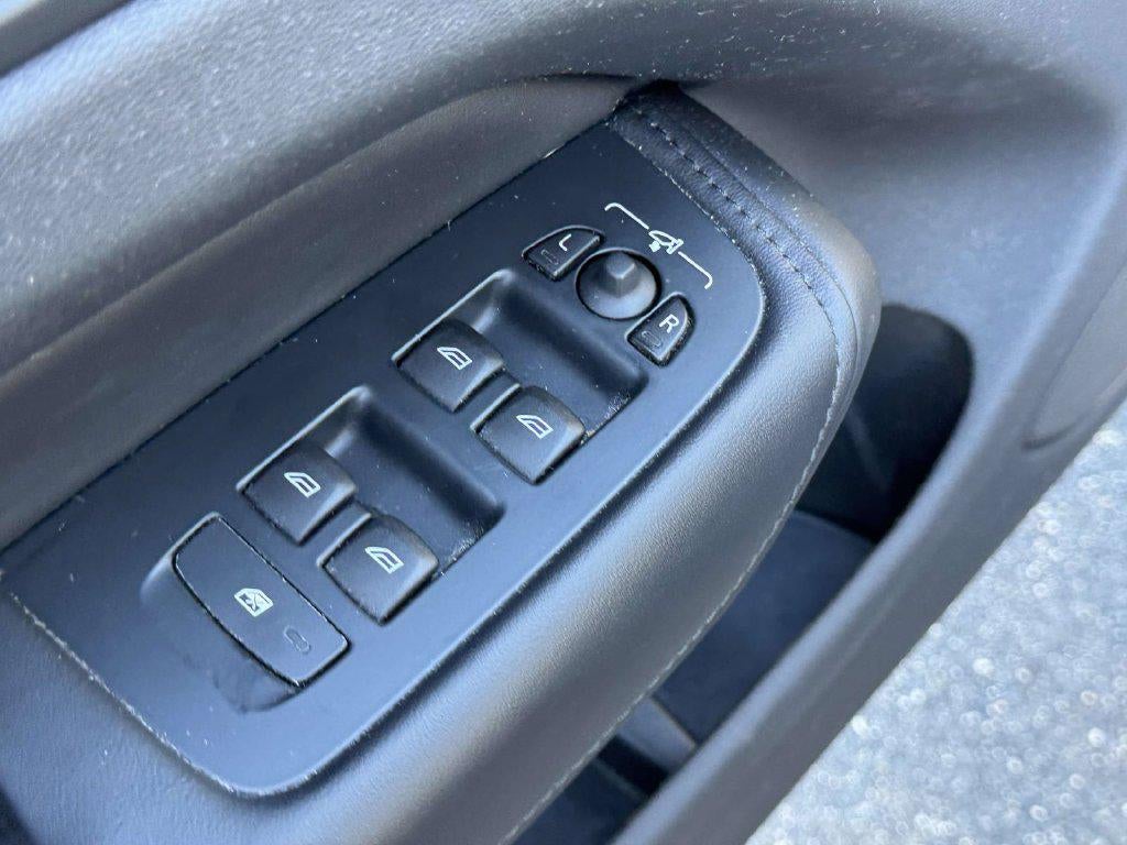 2024 Volvo XC60 B5 Core Dark Theme