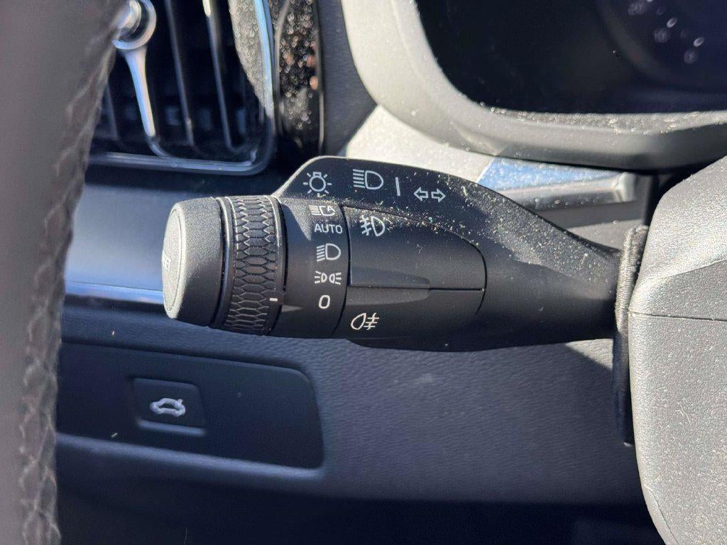 2024 Volvo XC60 B5 Core Dark Theme