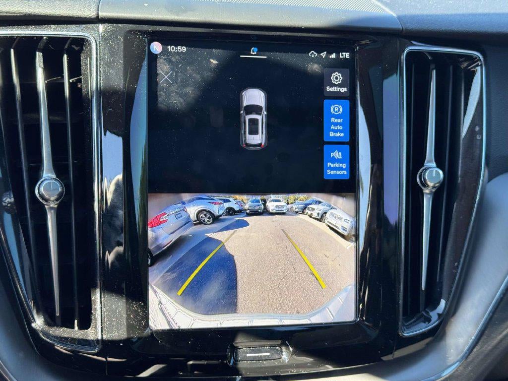 2024 Volvo XC60 B5 Core Dark Theme