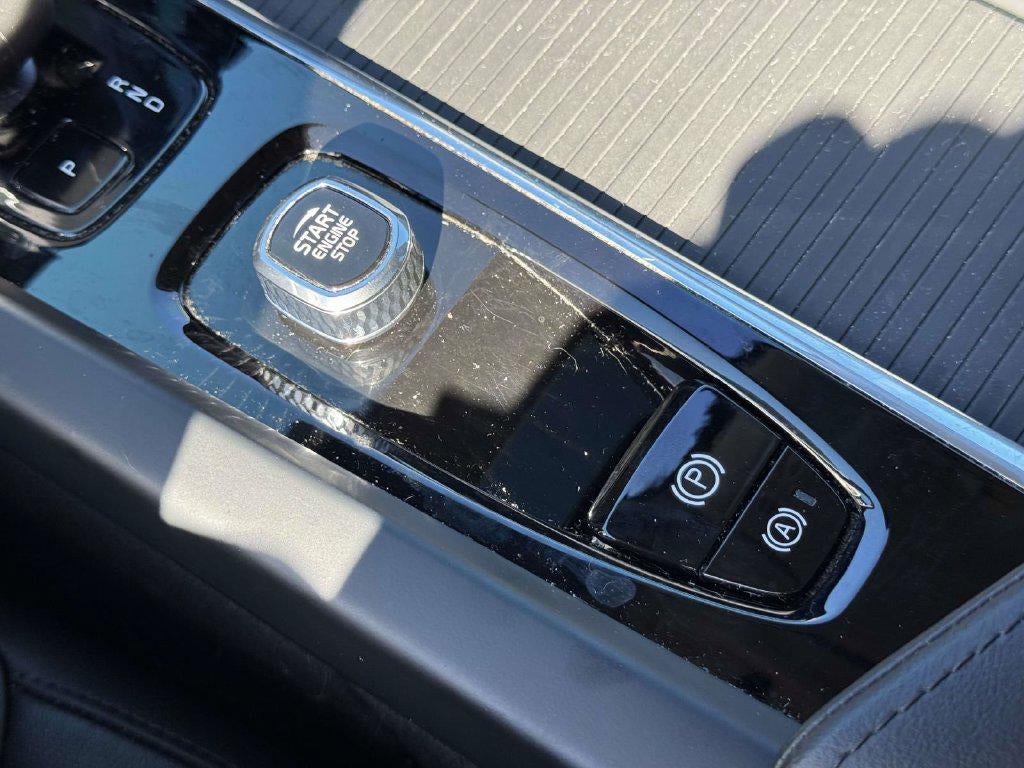 2024 Volvo XC60 B5 Core Dark Theme