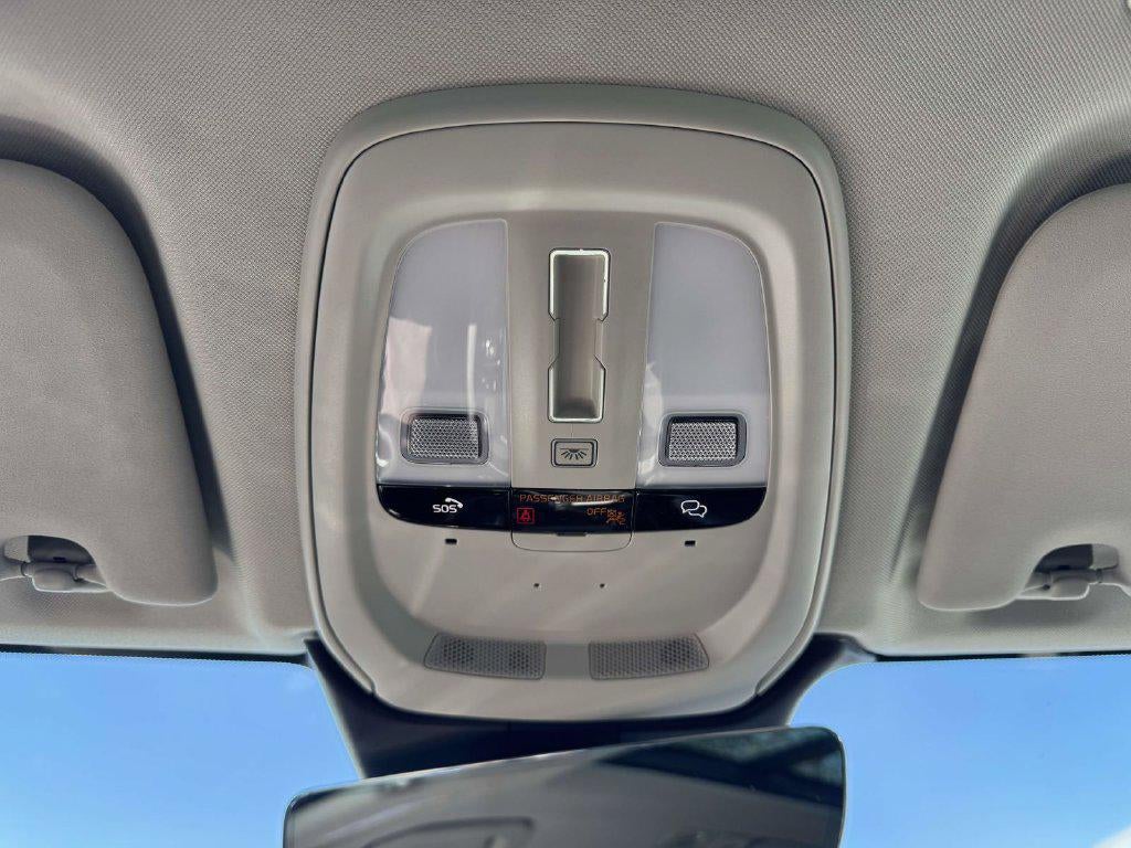 2024 Volvo XC60 B5 Core Dark Theme