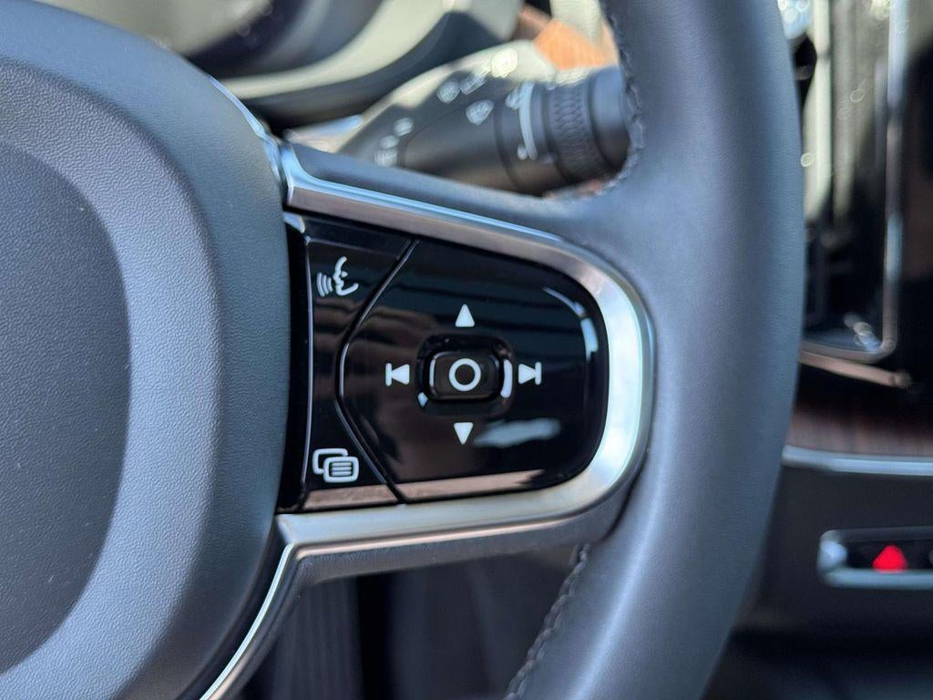 2024 Volvo XC60 B5 Plus Dark Theme