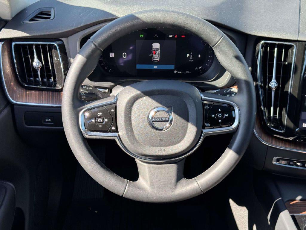 2024 Volvo XC60 B5 Plus Dark Theme
