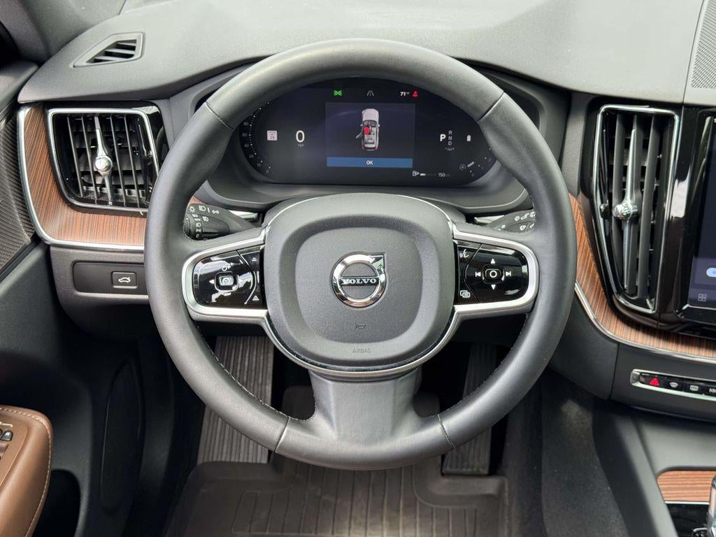 2024 Volvo XC60 B5 Plus Dark Theme