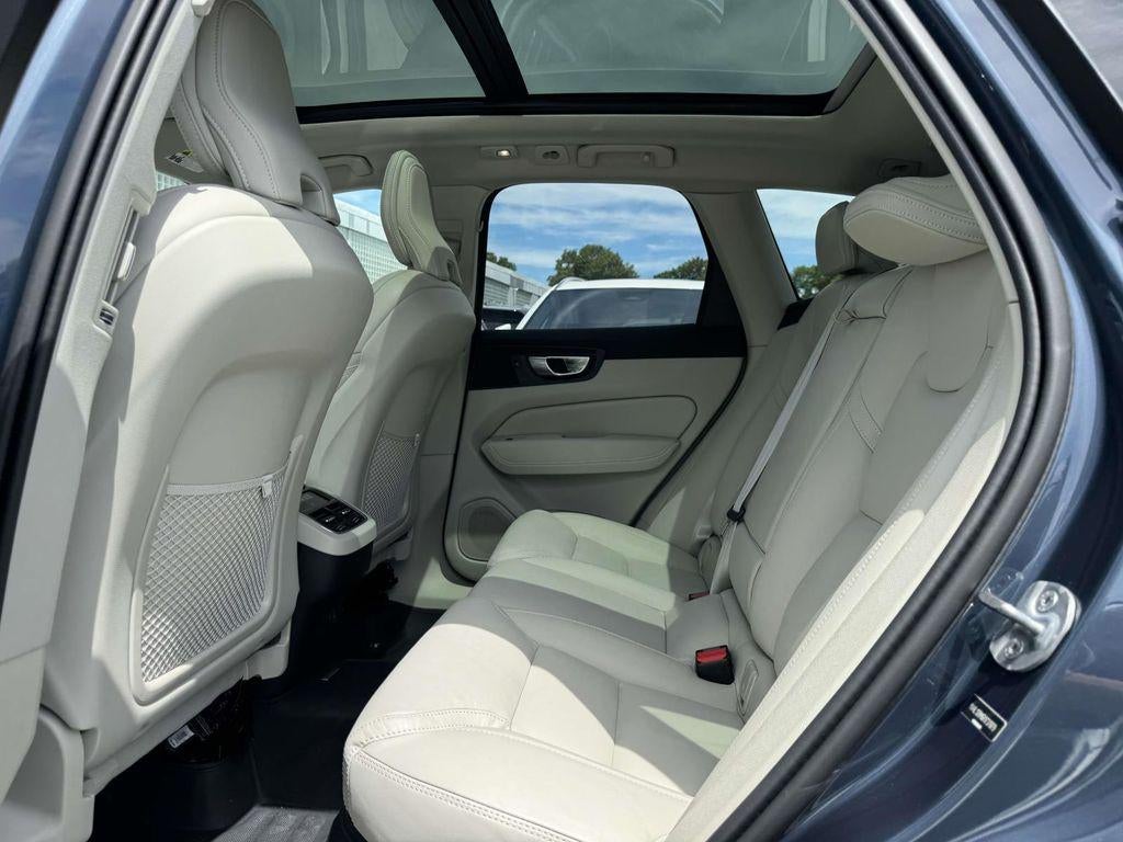 2024 Volvo XC60 B5 Ultimate Dark Theme