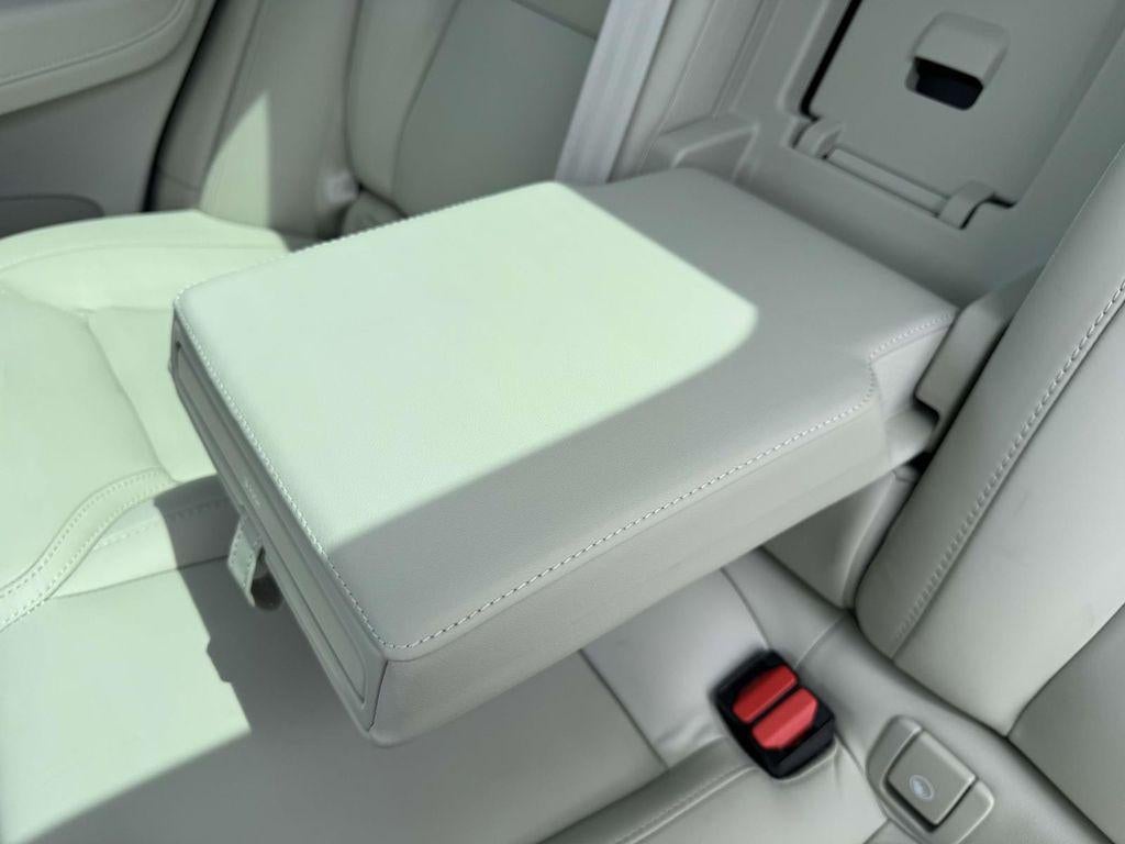 2024 Volvo XC60 B5 Ultimate Dark Theme