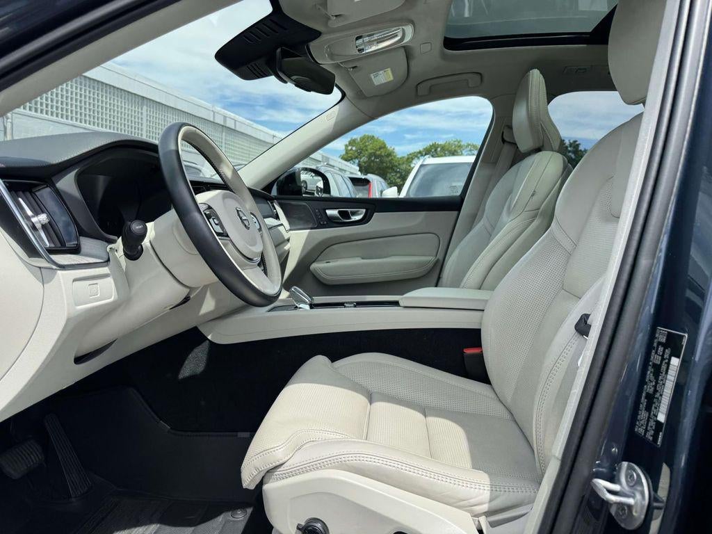2024 Volvo XC60 B5 Ultimate Dark Theme