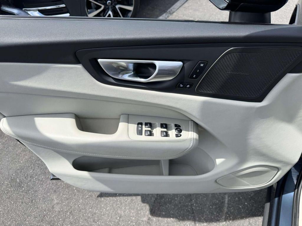 2024 Volvo XC60 B5 Ultimate Dark Theme