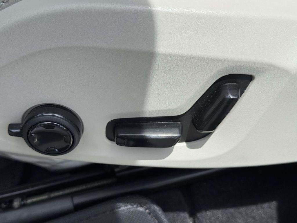 2024 Volvo XC60 B5 Ultimate Dark Theme
