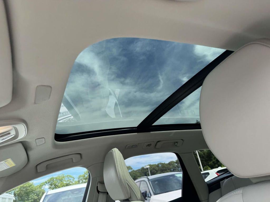 2024 Volvo XC60 B5 Ultimate Dark Theme