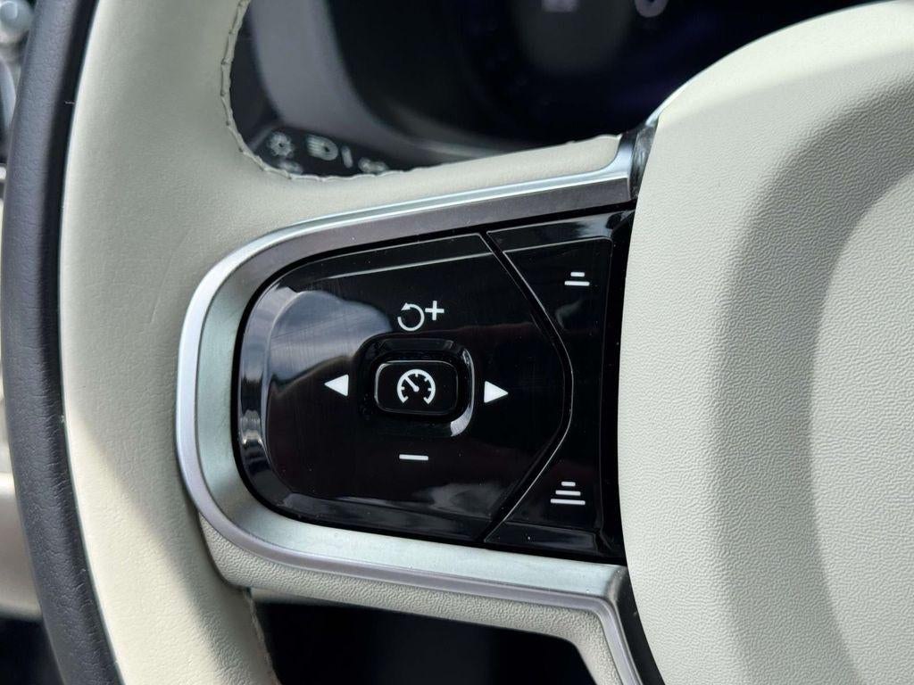 2024 Volvo XC60 B5 Ultimate Dark Theme