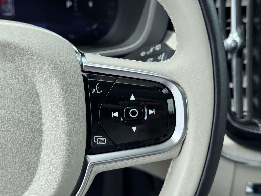 2024 Volvo XC60 B5 Ultimate Dark Theme