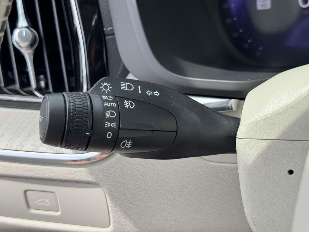 2024 Volvo XC60 B5 Ultimate Dark Theme