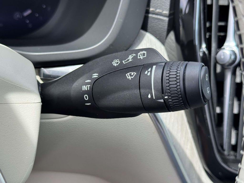 2024 Volvo XC60 B5 Ultimate Dark Theme