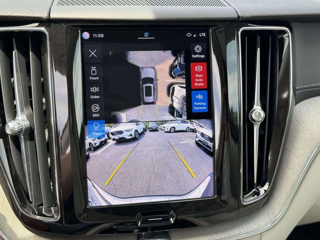 2024 Volvo XC60 B5 Ultimate Dark Theme