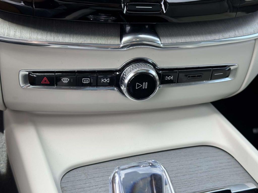 2024 Volvo XC60 B5 Ultimate Dark Theme