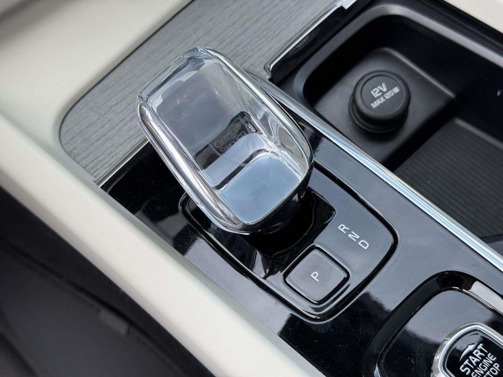 2024 Volvo XC60 B5 Ultimate Dark Theme
