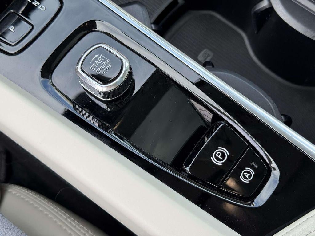 2024 Volvo XC60 B5 Ultimate Dark Theme