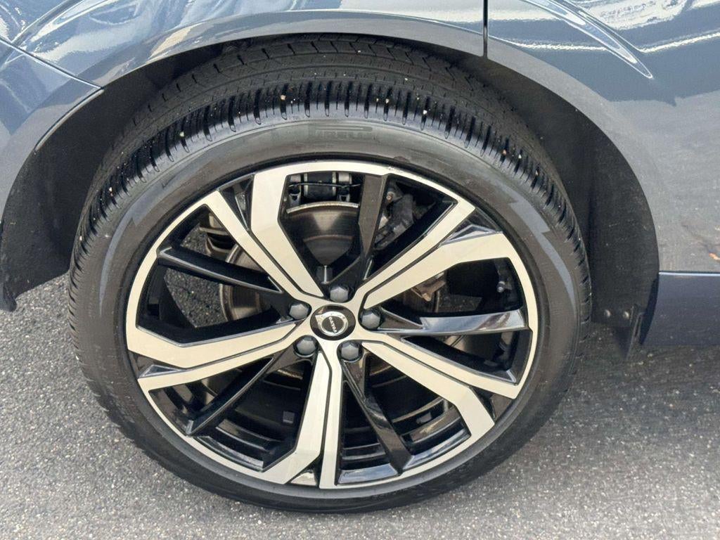 2024 Volvo XC60 B5 Ultimate Dark Theme