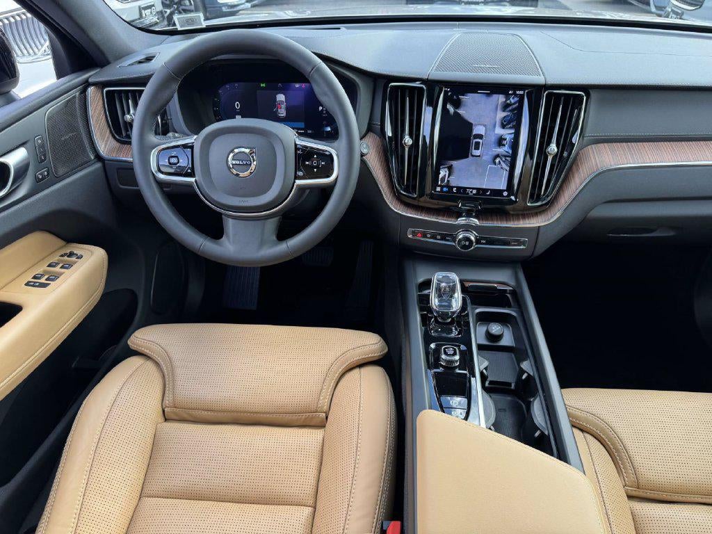 2024 Volvo XC60 B5 Ultimate Dark Theme