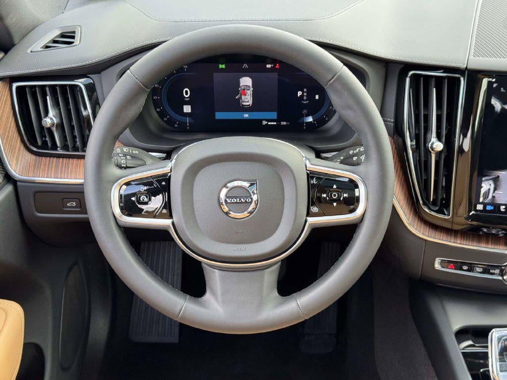2024 Volvo XC60 B5 Ultimate Dark Theme