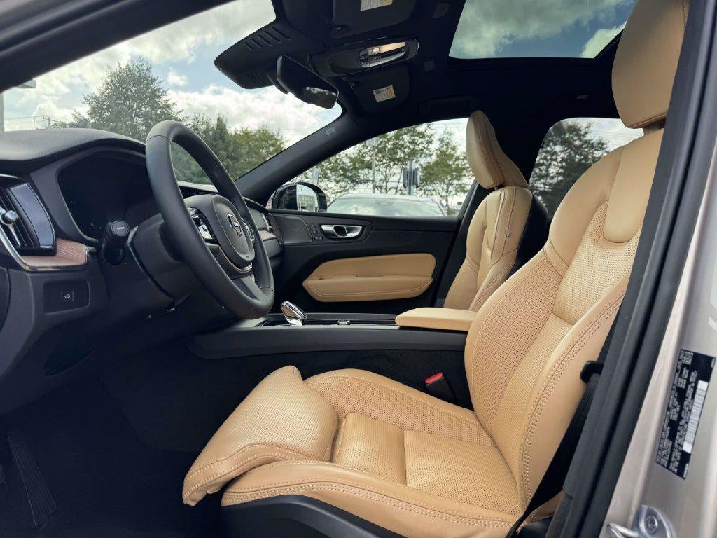 2024 Volvo XC60 B5 Ultimate Dark Theme