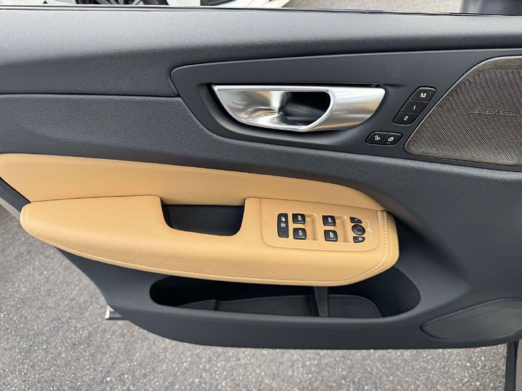 2024 Volvo XC60 B5 Ultimate Dark Theme