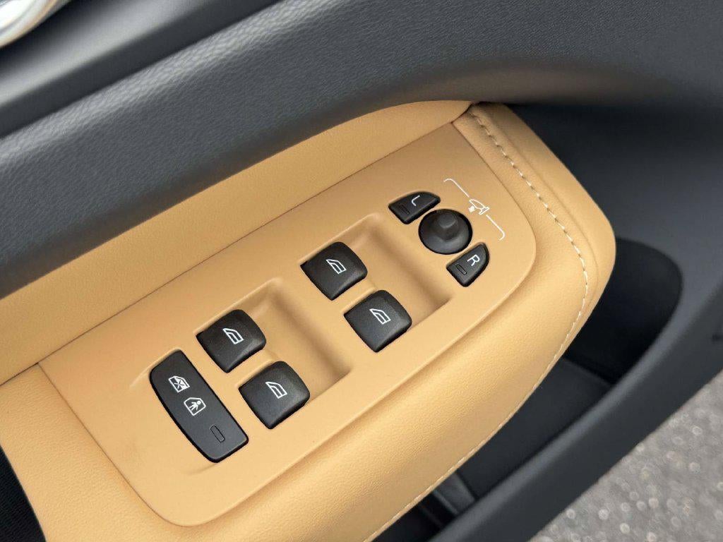 2024 Volvo XC60 B5 Ultimate Dark Theme
