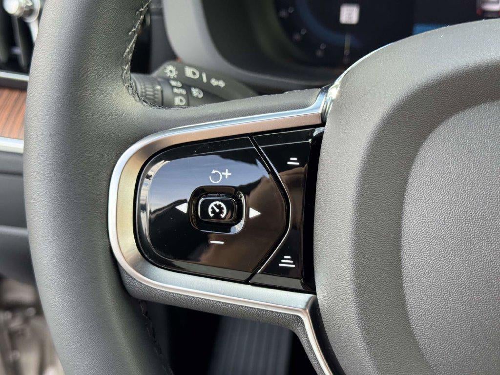 2024 Volvo XC60 B5 Ultimate Dark Theme