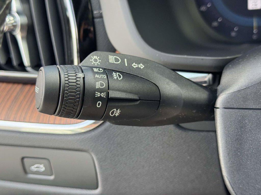 2024 Volvo XC60 B5 Ultimate Dark Theme