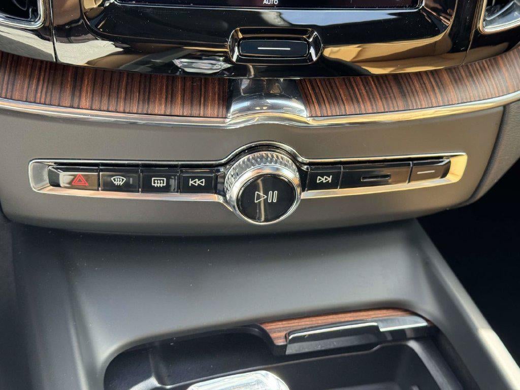 2024 Volvo XC60 B5 Ultimate Dark Theme
