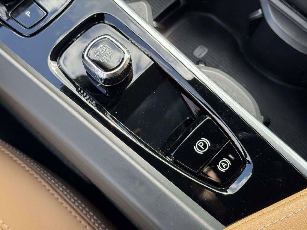 2024 Volvo XC60 B5 Ultimate Dark Theme