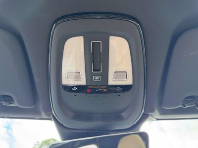 2024 Volvo XC60 B5 Ultimate Dark Theme
