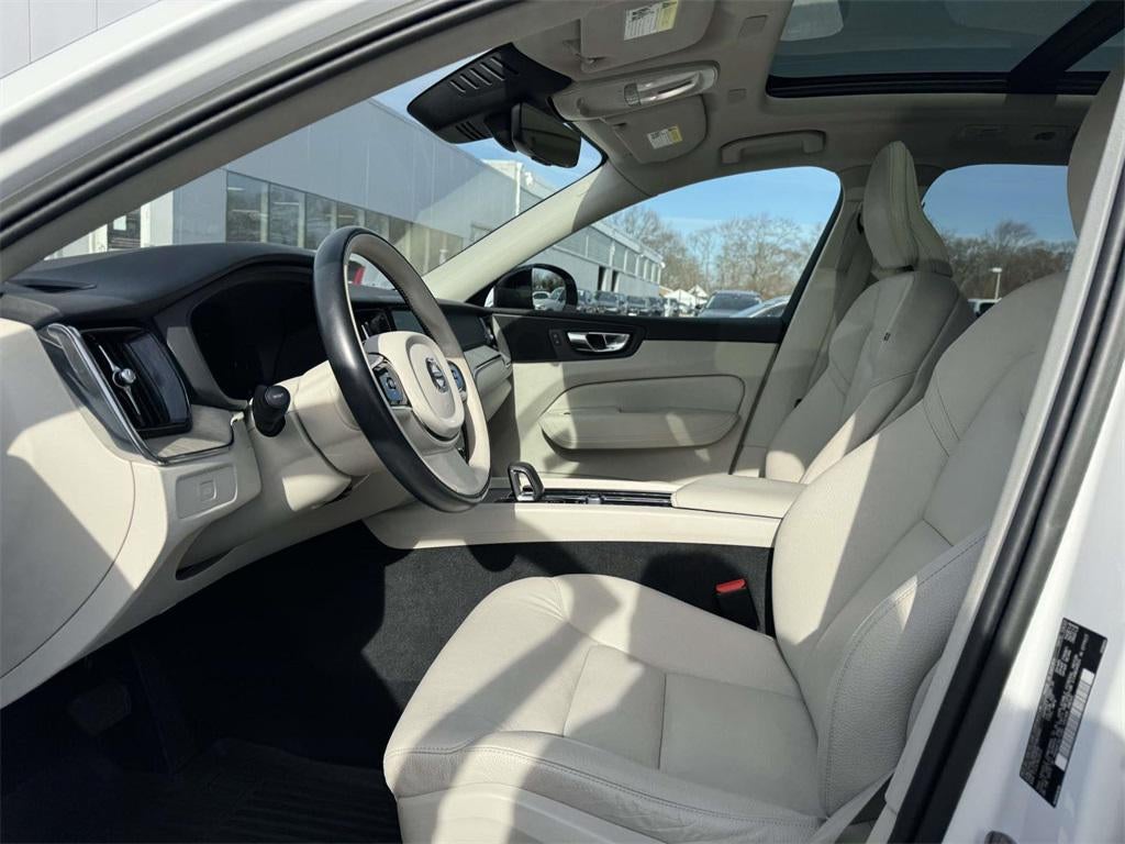 2023 Volvo XC60 B5 Plus Dark Theme