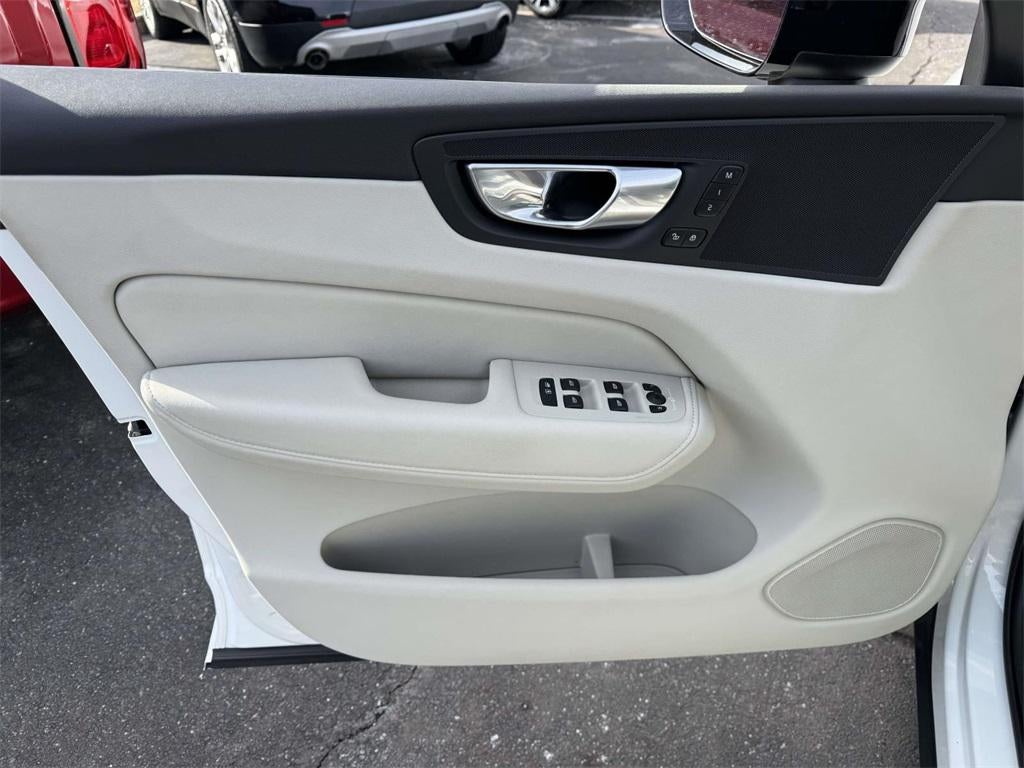 2023 Volvo XC60 B5 Plus Dark Theme