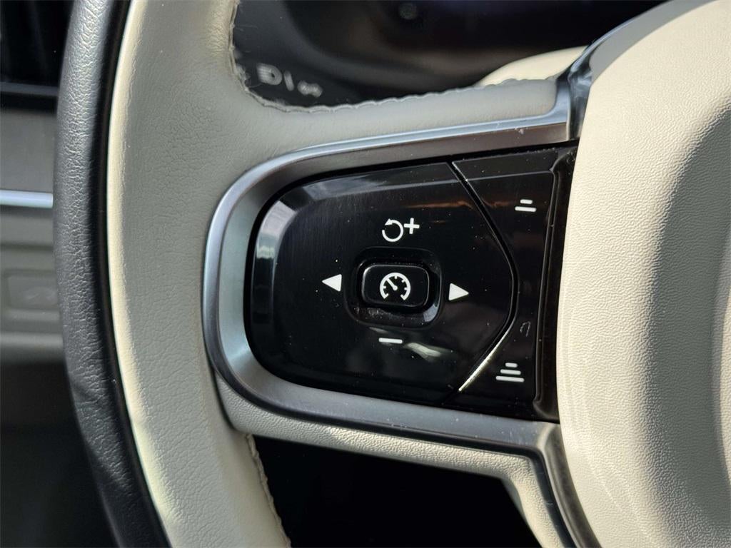 2023 Volvo XC60 B5 Plus Dark Theme