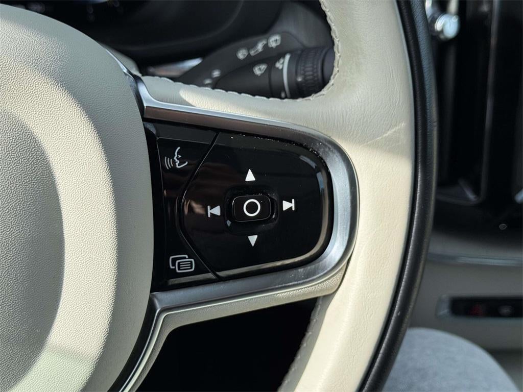 2023 Volvo XC60 B5 Plus Dark Theme