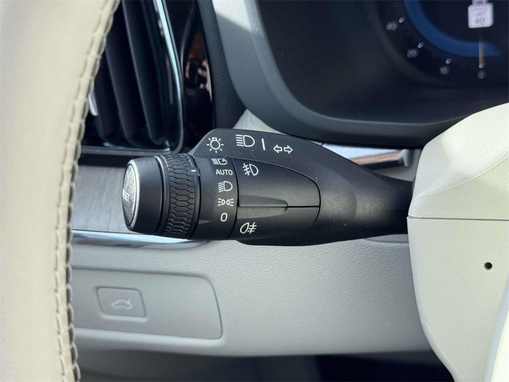 2023 Volvo XC60 B5 Plus Dark Theme