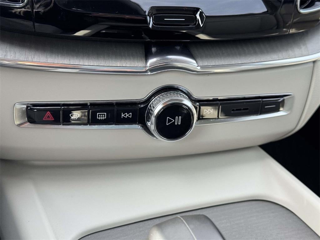 2023 Volvo XC60 B5 Plus Dark Theme