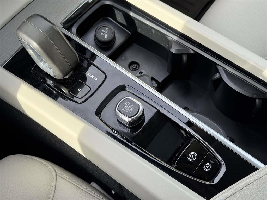 2023 Volvo XC60 B5 Plus Dark Theme