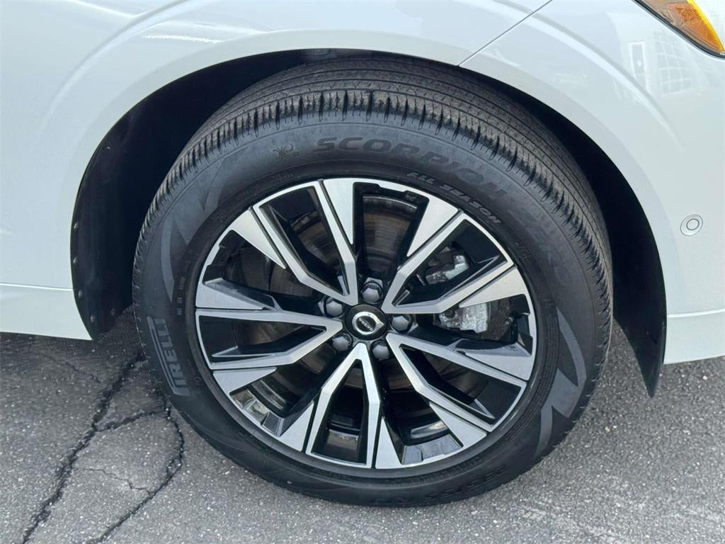 2023 Volvo XC60 B5 Plus Dark Theme