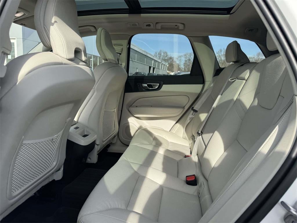 2023 Volvo XC60 B5 Plus Dark Theme