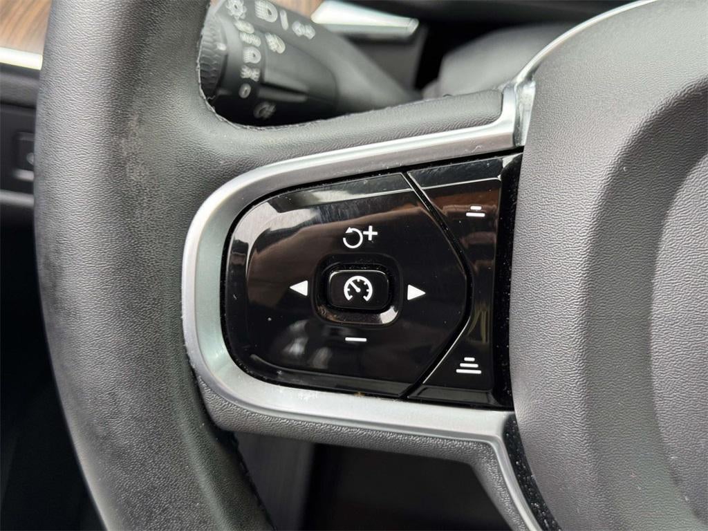 2023 Volvo XC60 B5 Plus Dark Theme