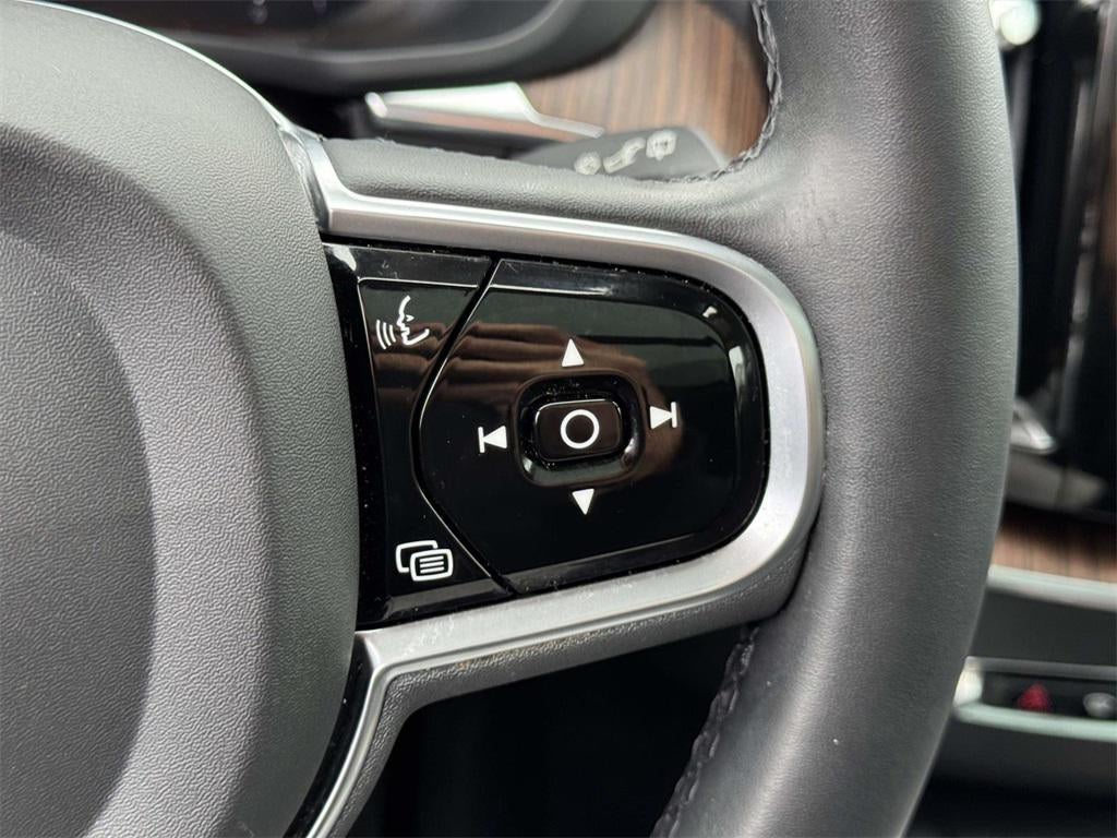 2023 Volvo XC60 B5 Plus Dark Theme