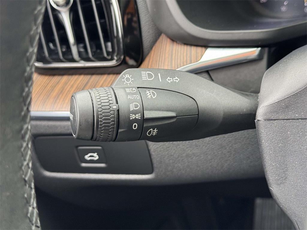 2023 Volvo XC60 B5 Plus Dark Theme